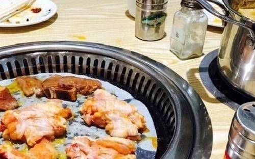 吃烤肉时 服务员会问你要不要换换纸 这实际上是给你的一个提示“十大外围足球平台app”(图5)
吃烤肉时 服务员会问你要不要换换纸 这实际上是给你的一个提示“十大外围足球平台app”(图5)