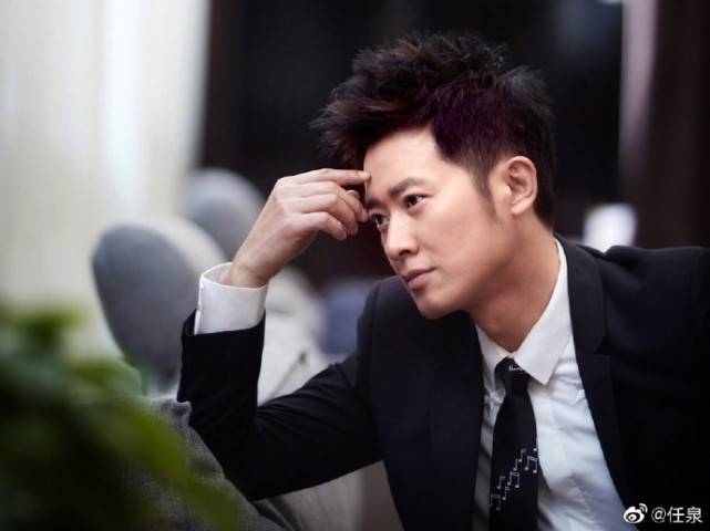 淡出娱乐圈多年，网友街头偶遇任泉，短裤配拖