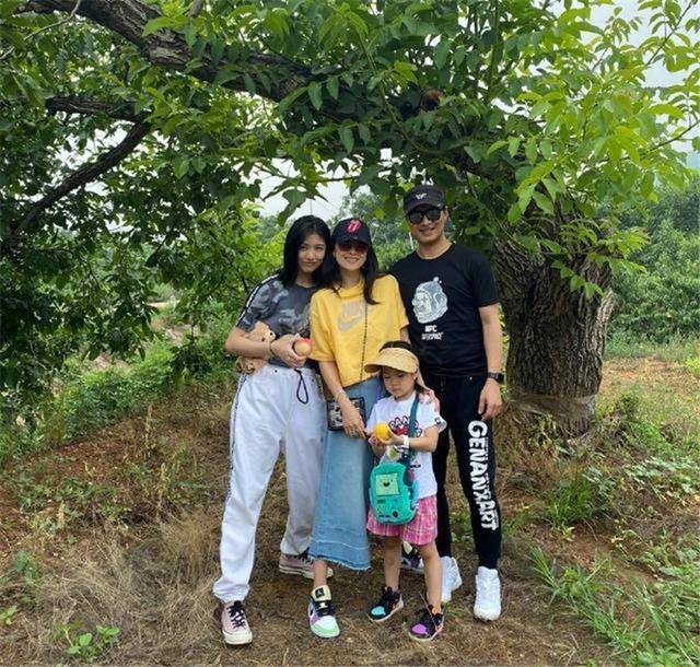 精伦必赢-章子怡晒出郊游亲子合照,女儿醒醒越长越漂亮