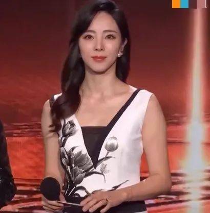 央视镜头下的女星:65岁奚美娟同框张萌丝毫不输