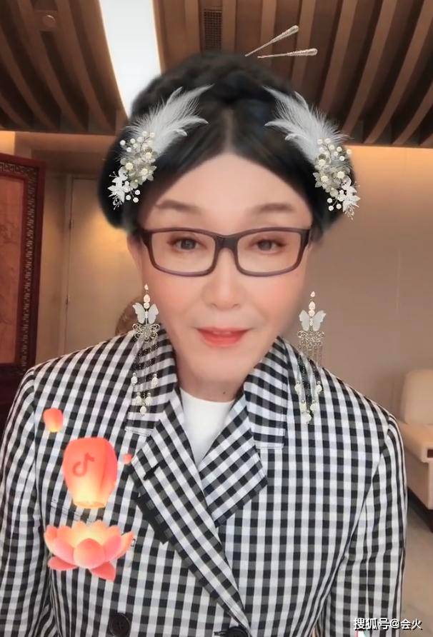 讨老婆|原创58岁吴刚扮女装讨老婆开心，被赞是美人，嘟嘴卖萌私下形象反差大