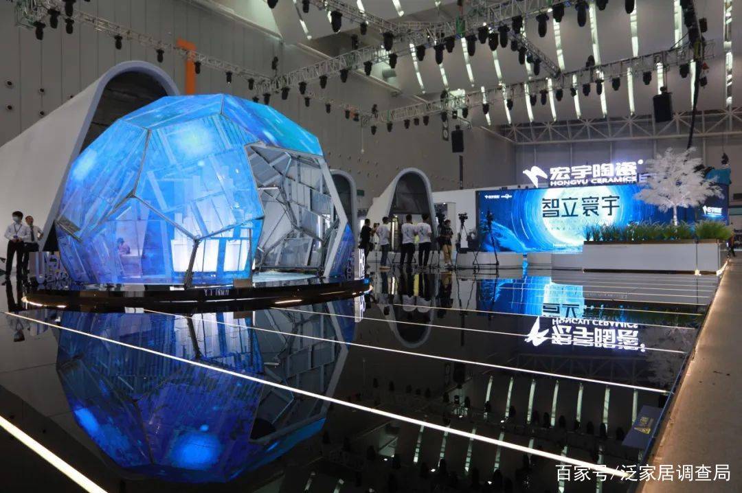 宏宇|危襟正坐，“跃迁”星河，这样正经的老罗还是第一次见！