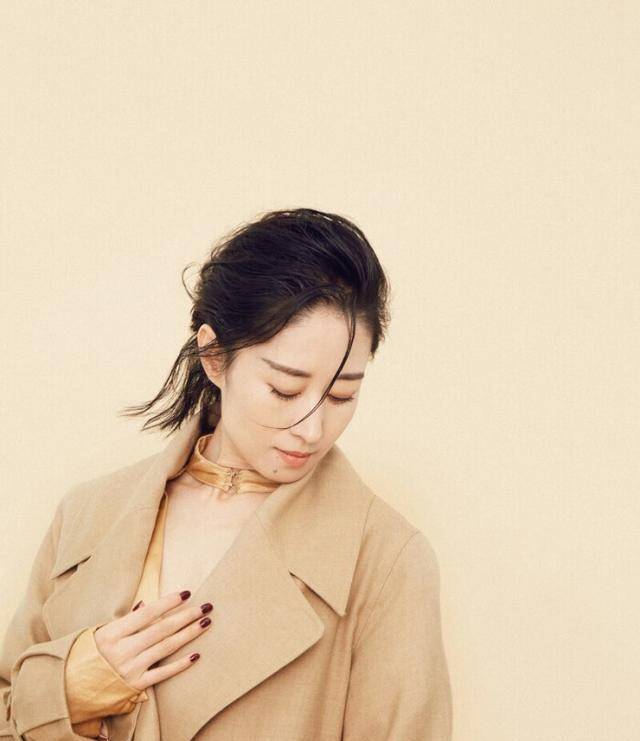 原创刘敏涛,穿着一条吊带裙,有少女的清纯,又有成熟女性的魅力