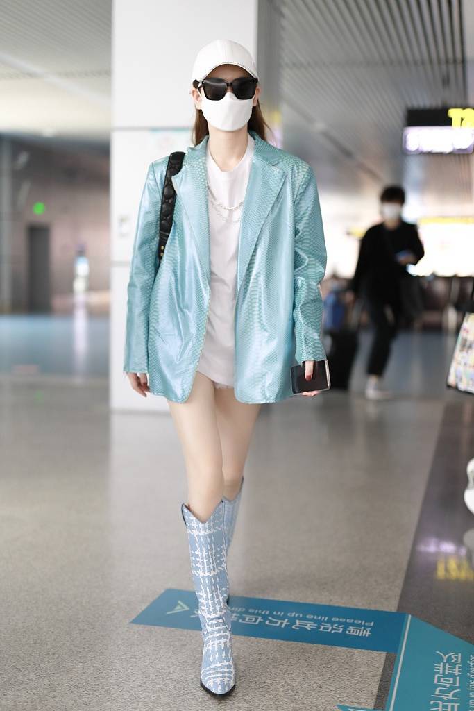 戚薇穿衣是真大胆巴掌裤直接搭配靴子穿白皙美腿太撩人