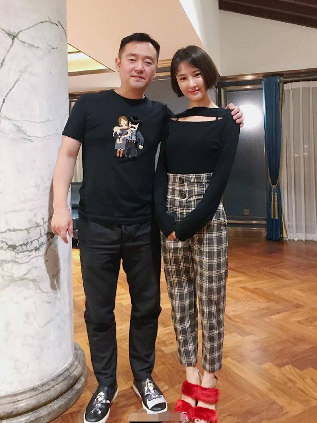 短裤|原创孔令辉穿短裤凉鞋与领导合影！网友批评：这种场合应该西装革履