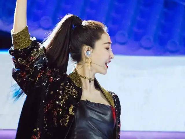 姐姐|原创浪姐女导演对着镜头大哭！王丽坤被淘汰，为啥女导演比谁都难过？