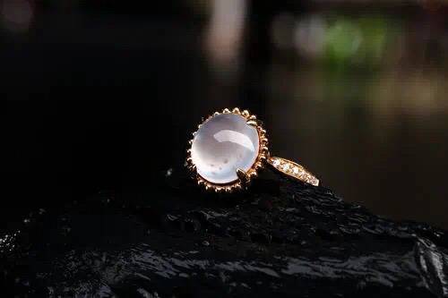 对比|买翡翠，到底是裸石好，还是镶嵌好？