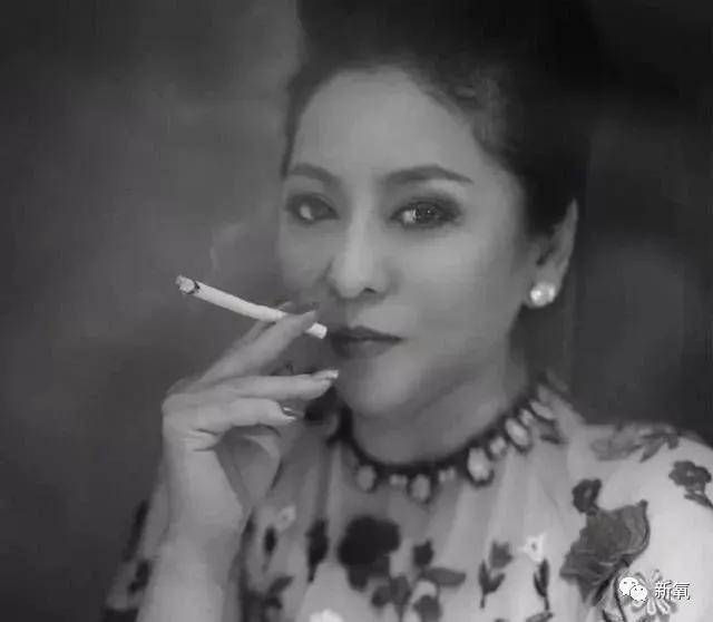 向太|向太邓文迪是亲姐妹吗？？身价百亿的豪门阔太们，竟然都长同一张脸...