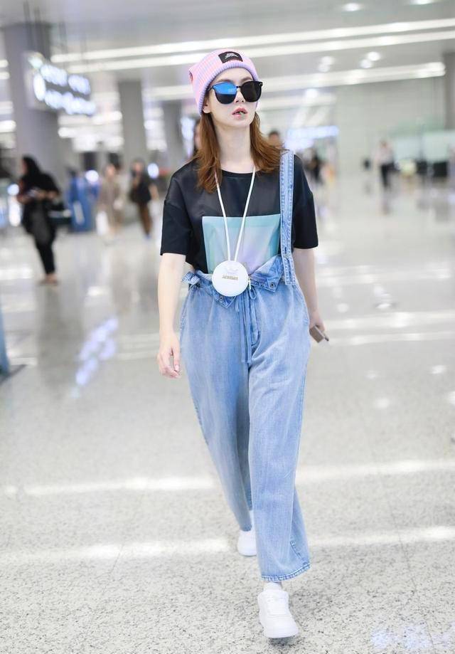 调配|戚薇穿背带裤都这么飒，背带只挂一边，却穿得精致又潇洒