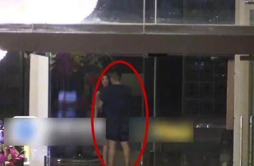 岳云鹏疑咸猪手?强搂告白24岁女爱豆