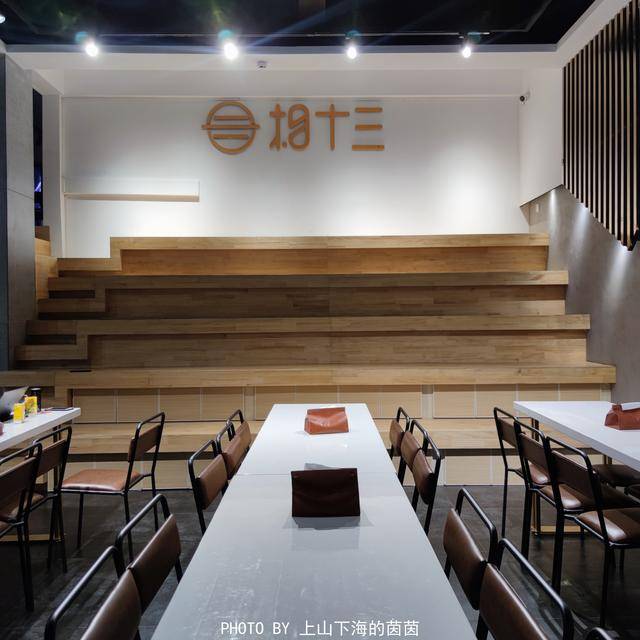 会议室人均面积_会议室开会图片(2)
