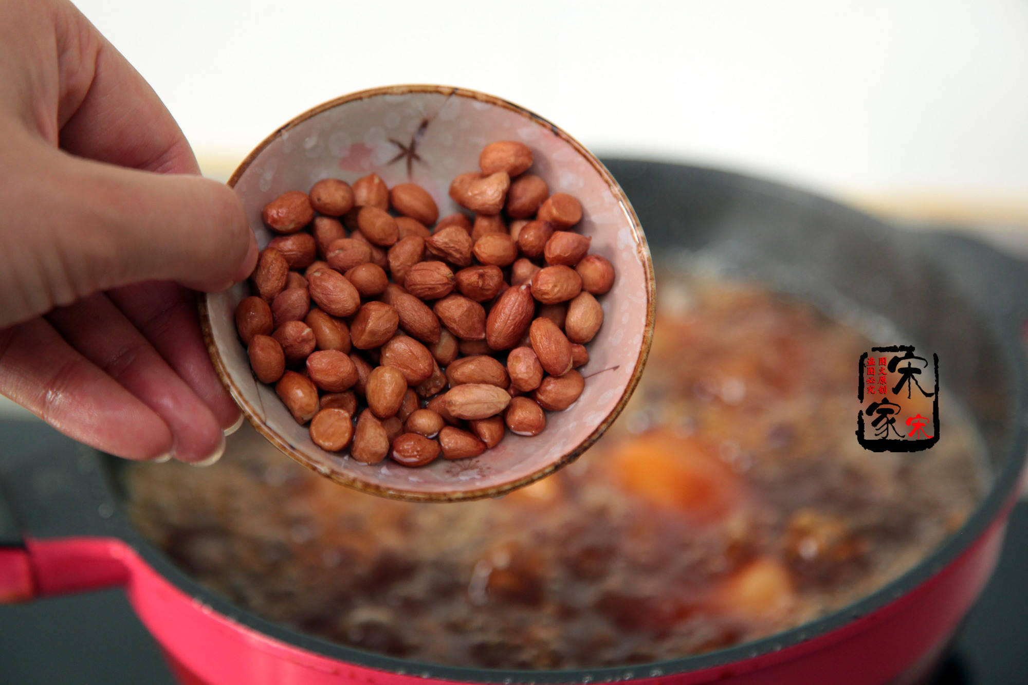 夏天消耗多，女人碰见这菜别手软，富含胶质，多吃气色棒！