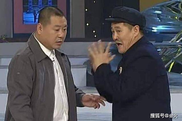 弟兄|原创赵本山与范伟久违同框，举止亲密像老弟兄，两人被传不和多年