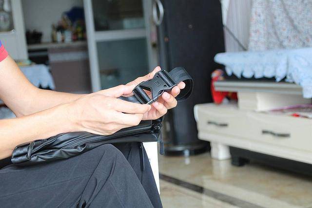 运动|小米多功能运动休闲胸包，这是一款能告别到处翻找物品的烦恼包包