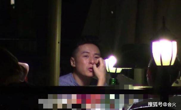 方达生|原创41岁朱雨辰吃路边摊挖鼻孔，在家＂妈宝＂在外大男人，前后反差大