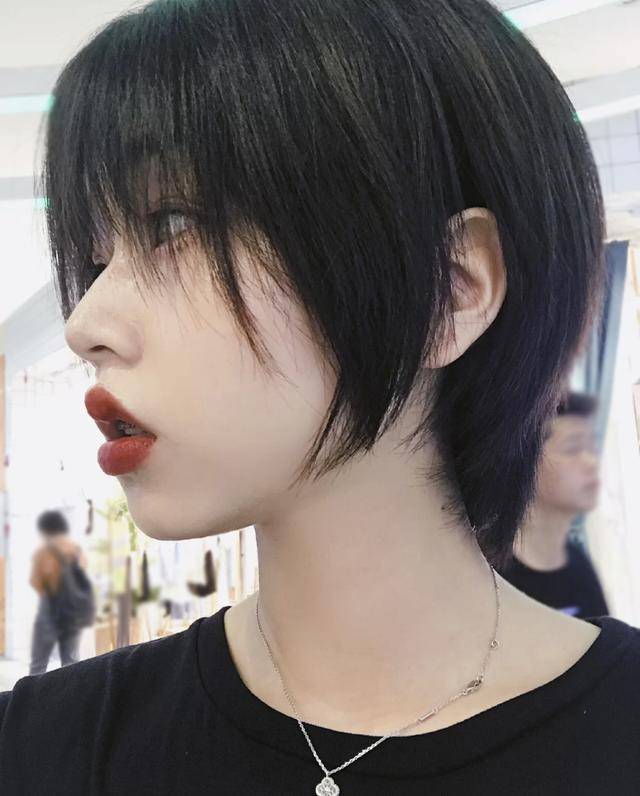 很多亚洲女生的后脑勺较为干瘪,剪短发容易暴露缺点,但这个发型完全