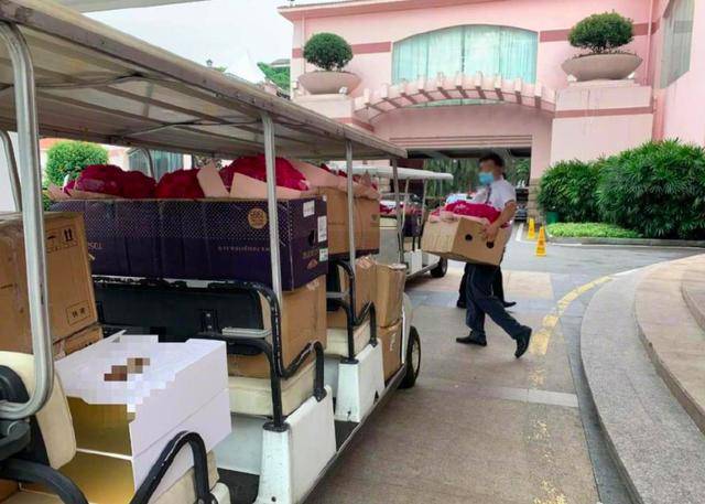 全员|原创金晨送玫瑰被赞铁汉也柔情，护肤品浪姐全员人手一套，一车不够装