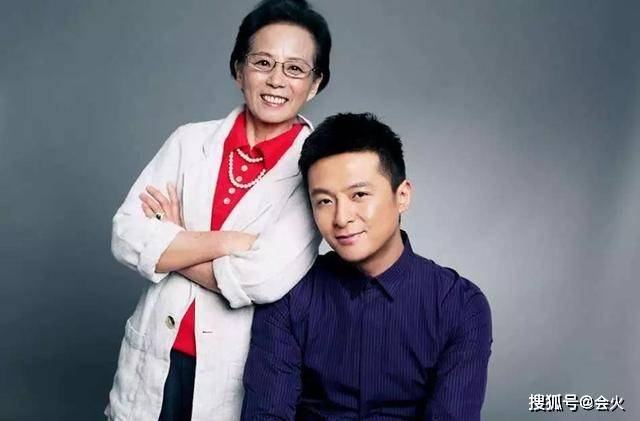 方达生|原创41岁朱雨辰吃路边摊挖鼻孔，在家＂妈宝＂在外大男人，前后反差大