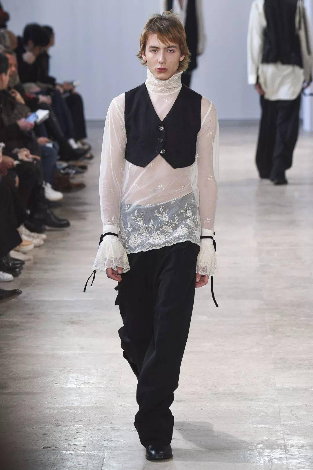 蔡徐坤|去性别化的蕾丝才是潮流！盘点小鲜肉们的蕾丝造型