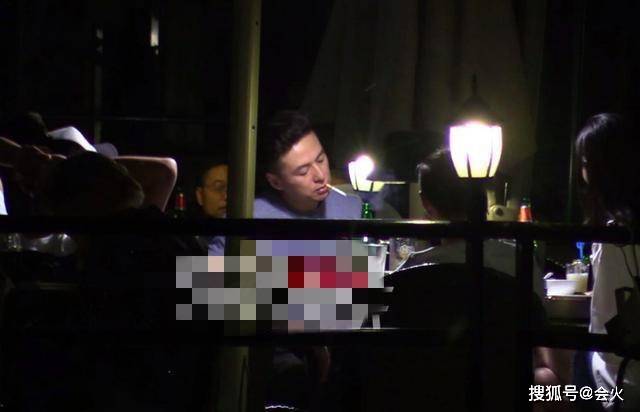 方达生|原创41岁朱雨辰吃路边摊挖鼻孔，在家＂妈宝＂在外大男人，前后反差大