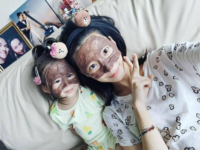 齐娇|齐娇穿T恤配裤装挤公交，昔日阔太气场全无，何猷启不心疼女儿吗