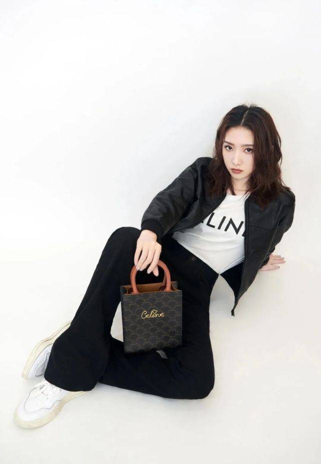 夹克|孟美岐“大哥风”穿搭曝光，复古机车夹克配大牌手袋，气场十足