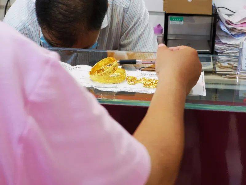 中国大妈又出手了：门店一天卖掉2公斤黄金！网