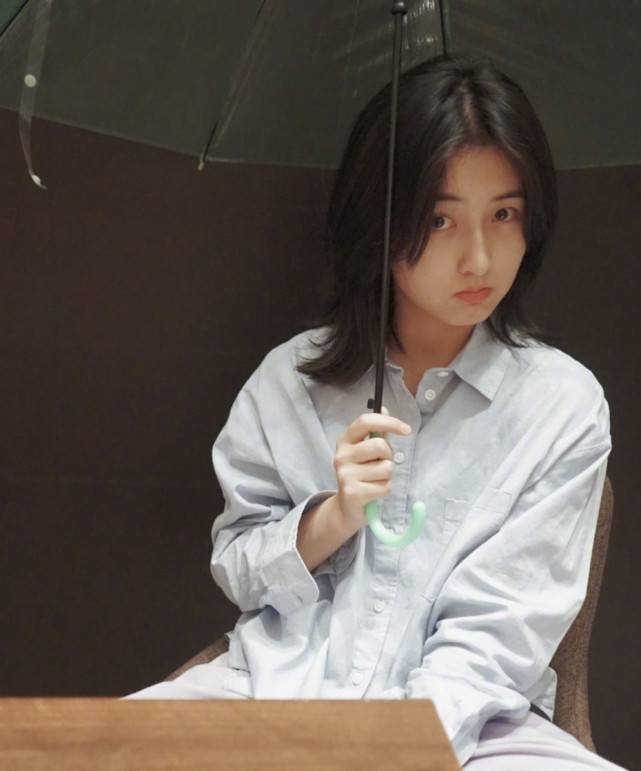 电影|原创张子枫新作品开机，和她合作更令人期待，但造型有点土