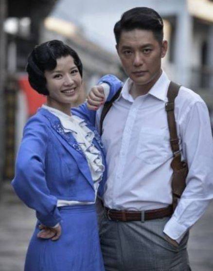 年进|原创21年陪伴丈夫将他捧红，却不敌嫩模3个月，如今只有儿子相依为命