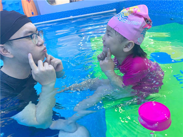 one|趣味水育课程融入多样游戏，宝宝们one pick 鲸鱼堡的理由！