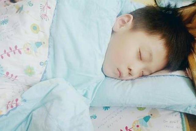 小赵|孩子身高生长缓慢，医生：至少损失3厘米家长强迫孩子午睡一年