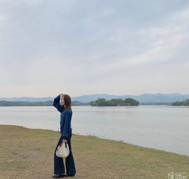 夹克|孟美岐“大哥风”穿搭曝光，复古机车夹克配大牌手袋，气场十足