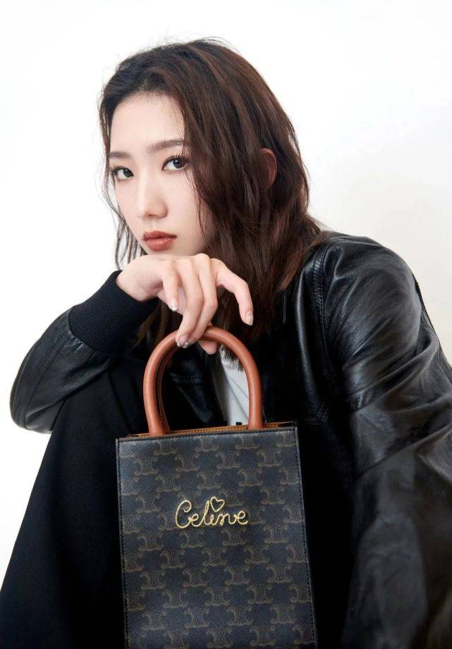 夹克|孟美岐“大哥风”穿搭曝光，复古机车夹克配大牌手袋，气场十足