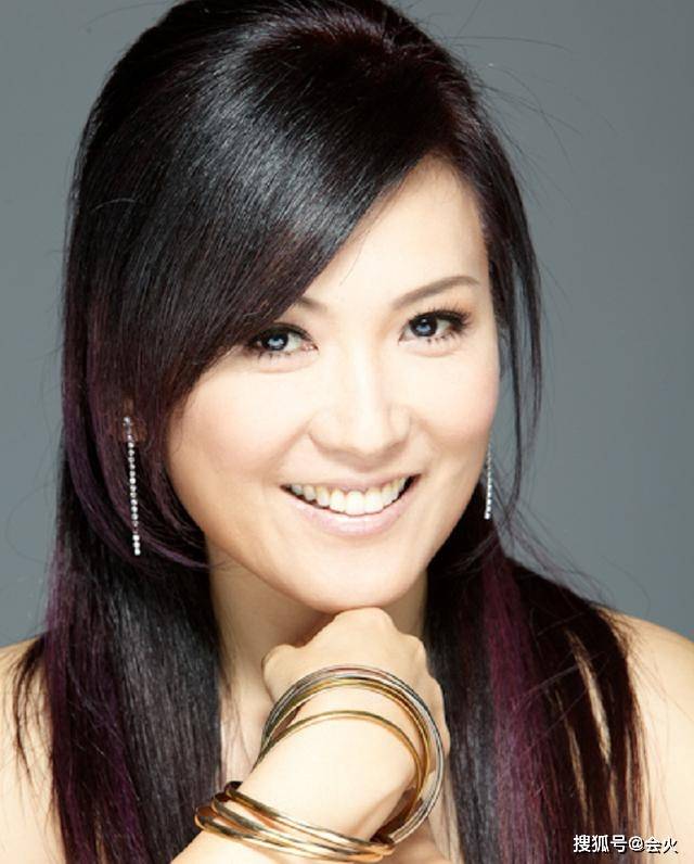 男方|原创54岁女星与男性当街热吻!感情黏糊不在意路人眼光,男方疑有家室