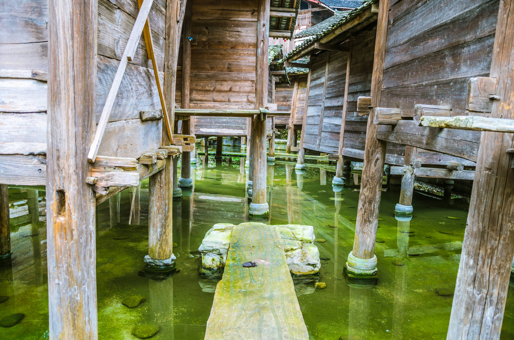 全国独一无二的“水上粮仓”，至今600多年历史，藏在贵州苗寨中_新桥