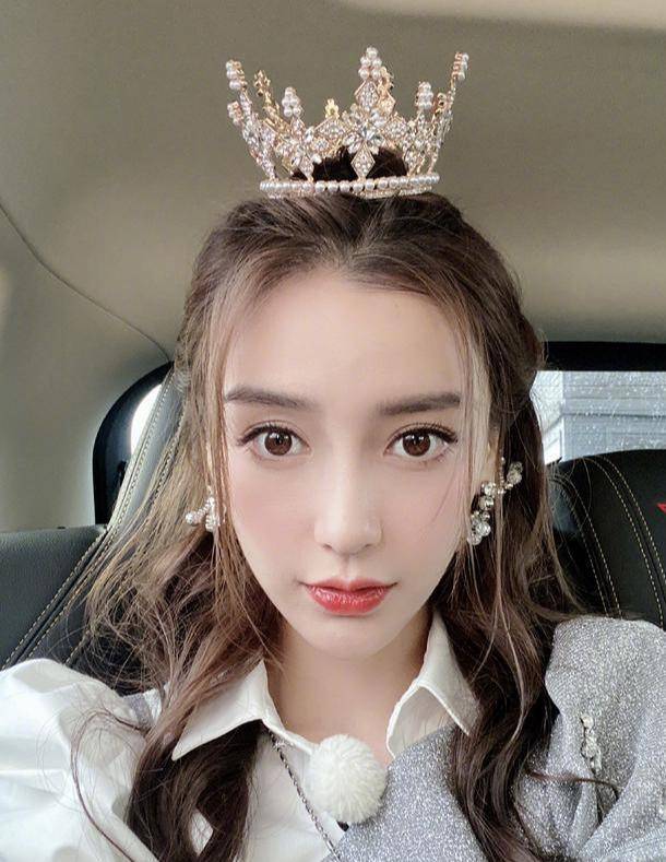 瓷娃娃|神颜baby美得像瓷娃娃！头戴凤冠神似迪士尼公主，这颜值真逆天了