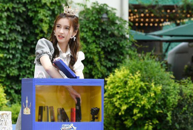 瓷娃娃|神颜baby美得像瓷娃娃！头戴凤冠神似迪士尼公主，这颜值真逆天了