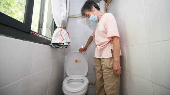工程推进,巨鹿路280-288号周边几条弄堂的居民都陆续告别了"手拎马桶"