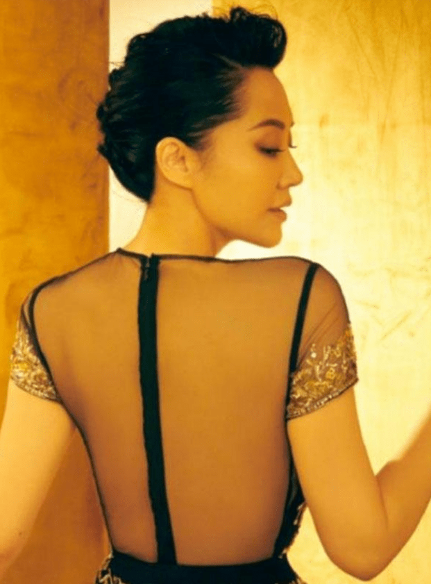 学着点|51岁许晴真的是放开了,穿裙配色严谨，普通人学着点也可装出美