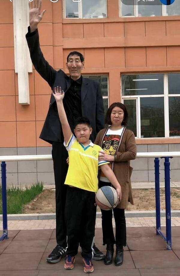 高人|56岁娶28岁娇妻，喜得一子后他现状如何？2米36中国第一高人