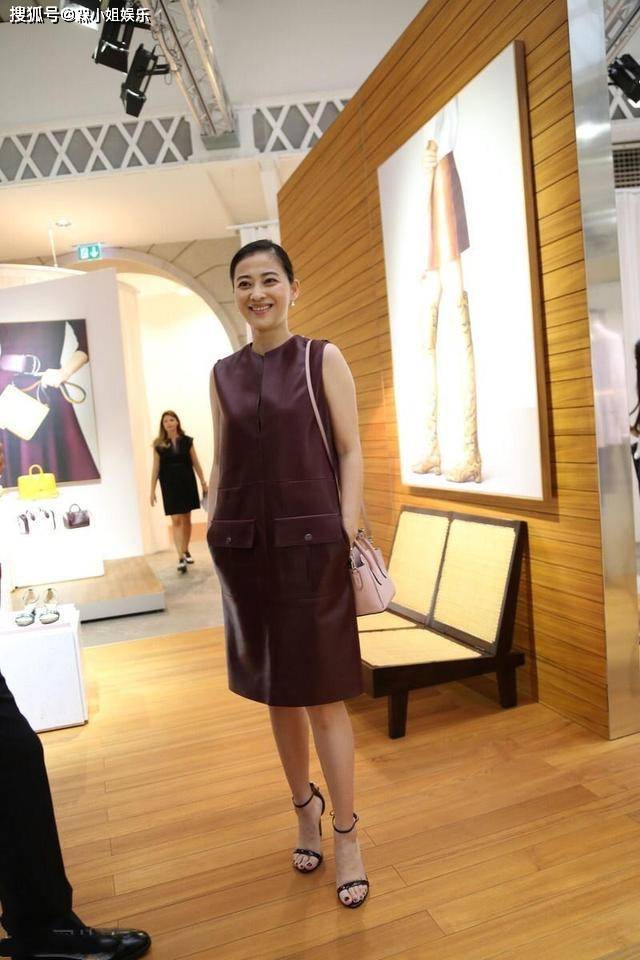 连衣裙|梅婷真够保守的，穿酒红皮裙中间开缝却不外露，端庄低调气质高级