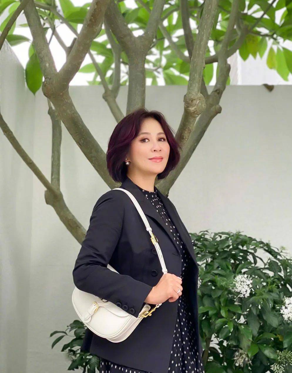 名媛|刘嘉玲现身富太名媛聚会,一瓶酒高达88万?54岁潇洒自如奢华优雅