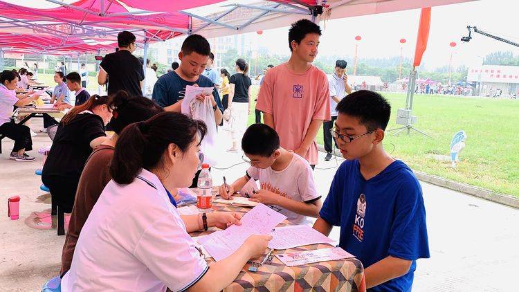 焦作招聘会_城市联动 促进就业 跨区域招聘会走进河南焦作(2)