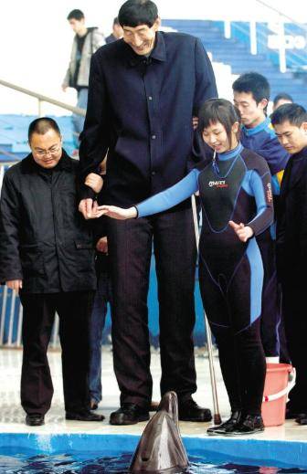 高人|56岁娶28岁娇妻，喜得一子后他现状如何？2米36中国第一高人