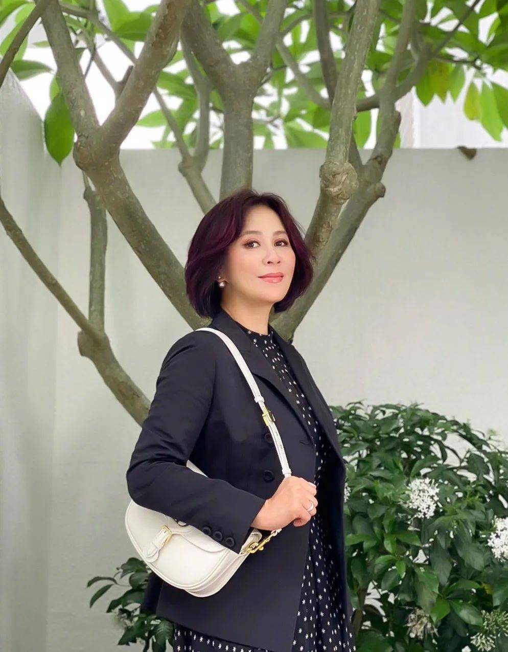 名媛|刘嘉玲现身富太名媛聚会,一瓶酒高达88万?54岁潇洒自如奢华优雅