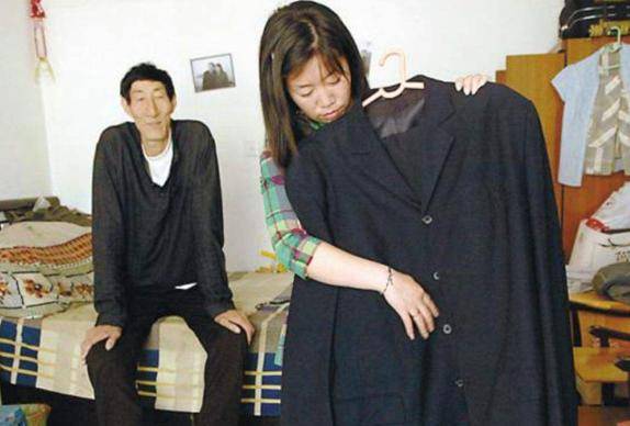 高人|56岁娶28岁娇妻，喜得一子后他现状如何？2米36中国第一高人