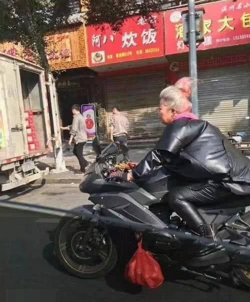 搞笑段子 1.老汉为了耕地,买了一头小牛犊.