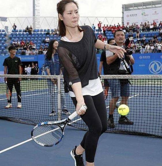 网球一姐李娜登时尚杂志，复古穿搭显优雅，38岁肤白貌美堪比整容
