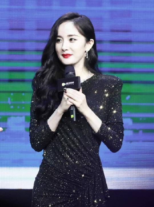 成新|童谣红毯PK成新黑马！深V亮片连体装稳赢baby杨幂，这才是真贵妇