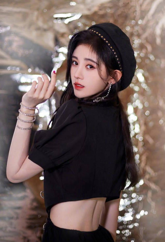 腰部|“四千年美女”鞠婧祎晒新照不忘突出小蛮腰，腰部特写惹人羡